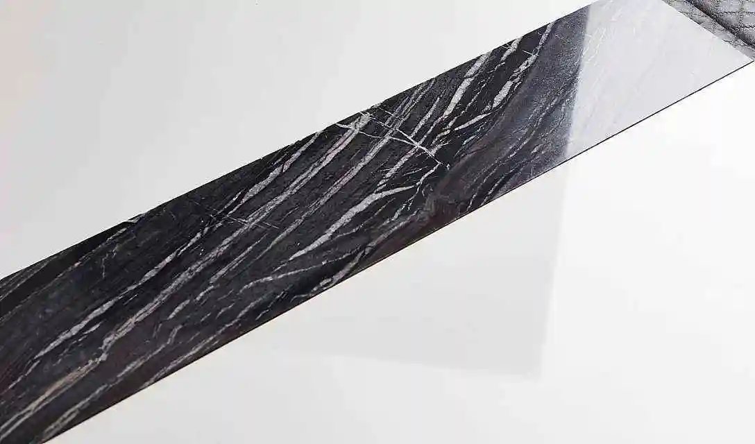 红色过门石搭配灰色地砖