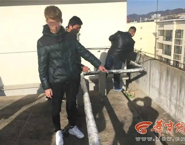 13日上午,陕西商洛,屈某戴着手铐,脚镣指认现场.