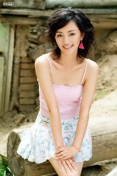 她是三线演员陆毅的同学, 王菲主动当她伴娘, 嫁富豪成亿万富婆