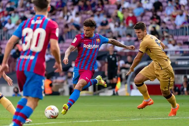 9月26日,巴塞罗那队球员卢克·德容在比赛中庆祝进球.