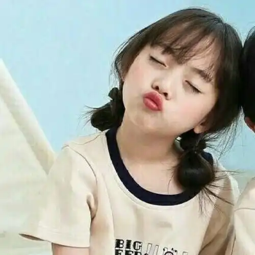 小女孩仰头喝水的情侣头像