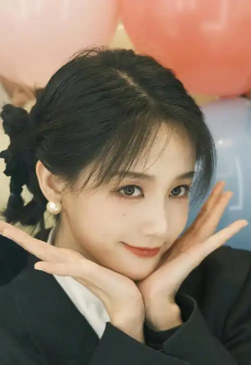 照片中,李一桐面带微笑,衣着得体,精致的妆容和闪耀的珠宝更是突出了