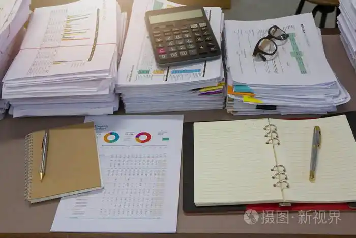 经营理念, 未完成的文件在办公室桌上,堆堆的商务用纸