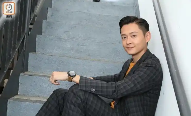 张振朗西装革履硬朗帅气写真图片