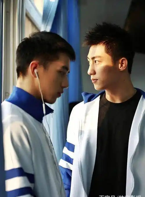 据悉他曾经在《上瘾》时期,担任过黄景瑜的经纪人