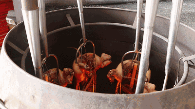 进入明炉烤制上脆皮水接受阳光的洗礼用盐腌制随后开水烫,冷水冲从