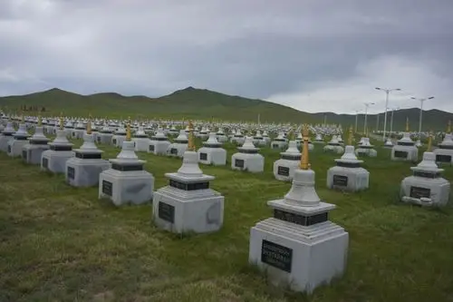 墓园位于美丽辽阔的大草原上,距乌兰巴托市25公里.