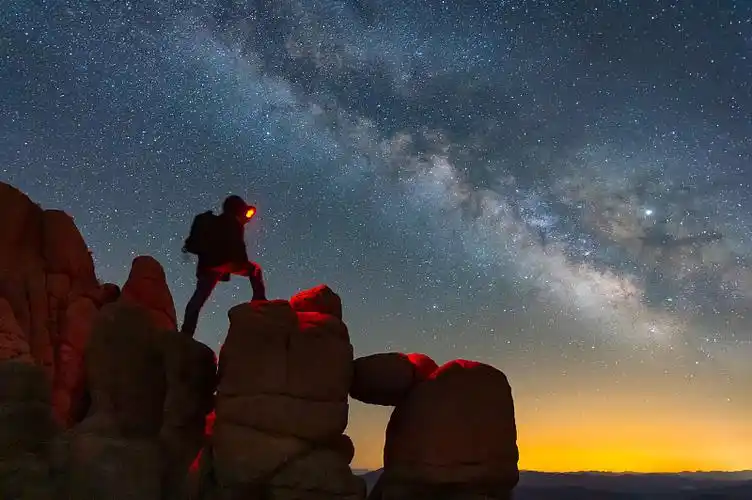 星空下的孤独小人图片素材