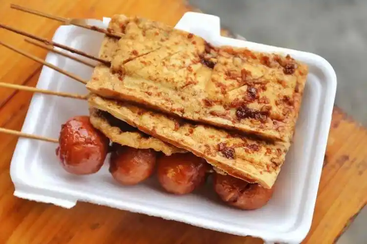 要是第一次来你怕是也不敢相信,看起来平平无奇的炸豆腐串竟然是这儿