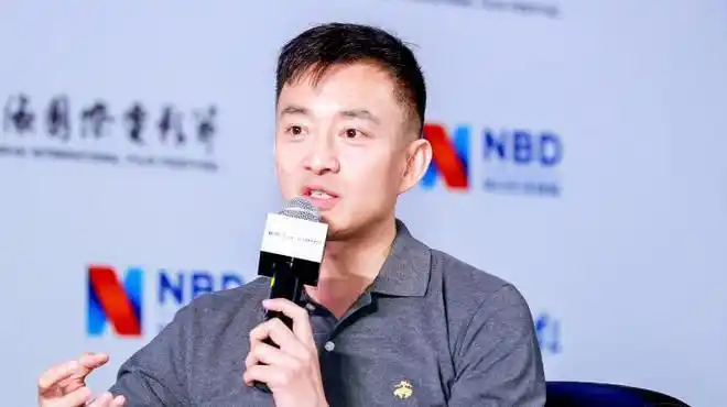 他曾是央视最帅男主播,事业巅峰改行做幕后,如今成了公司副总裁