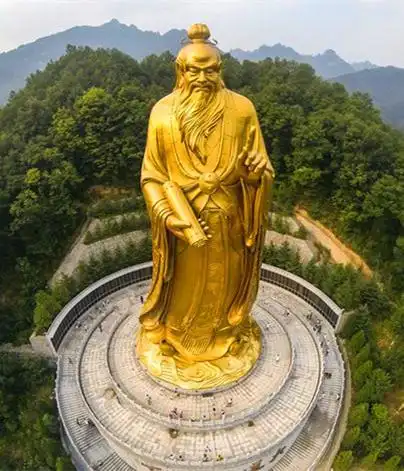 世界最大老子铜像位于河南省洛阳市老君山老子文化苑,像高38米,通高59