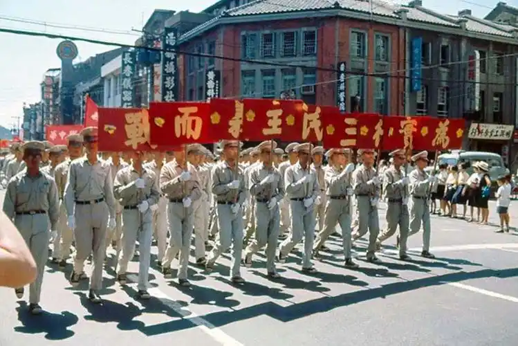 60年代蒋介石举行阅兵式 检阅三军部队