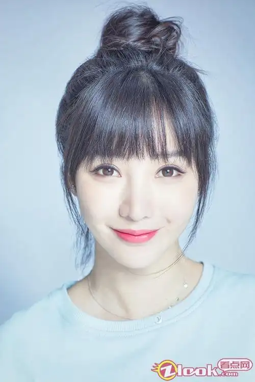 柳岩柳眉星眼笑容甜美