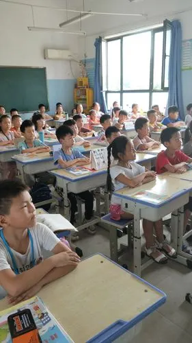 龙湖国际城小学三二班 好习惯从端正坐姿开始