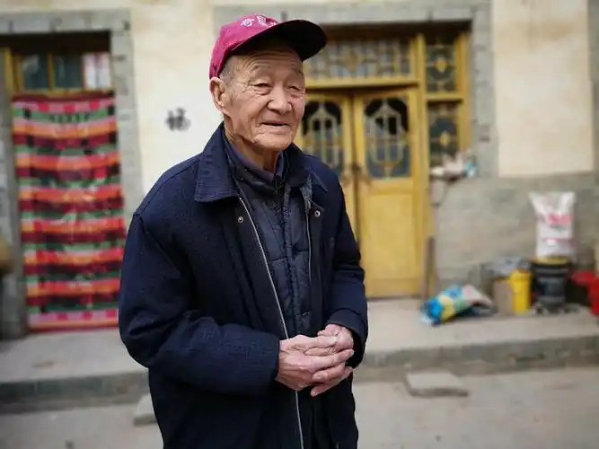 山西农村102岁老人,看上去像80岁,爱喝小酒