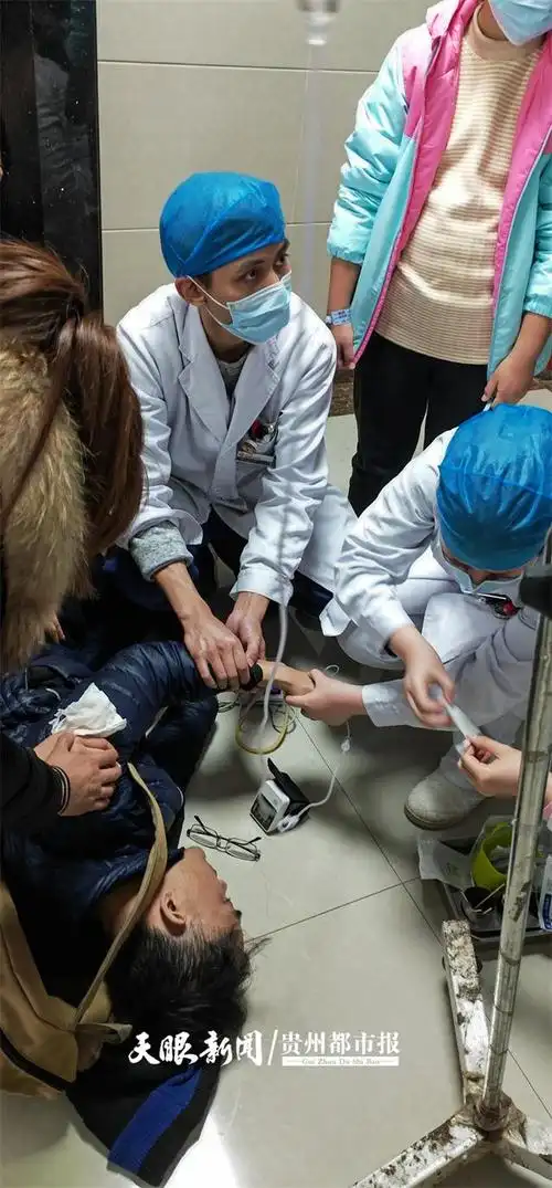 男子突发疾病晕倒医护人员接力救治
