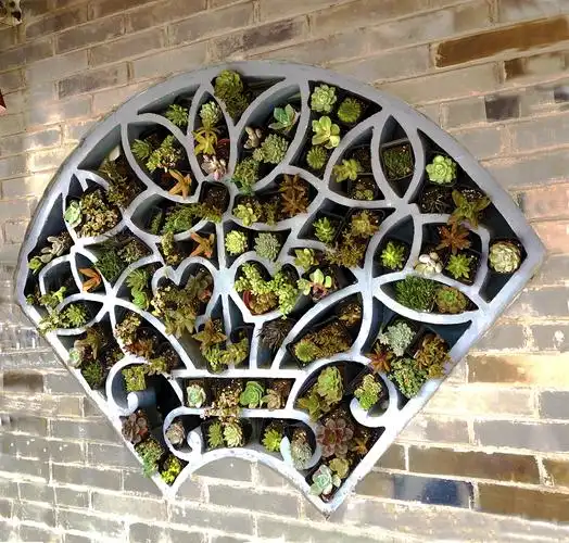 造型别致的广智学堂故址围墙花窗