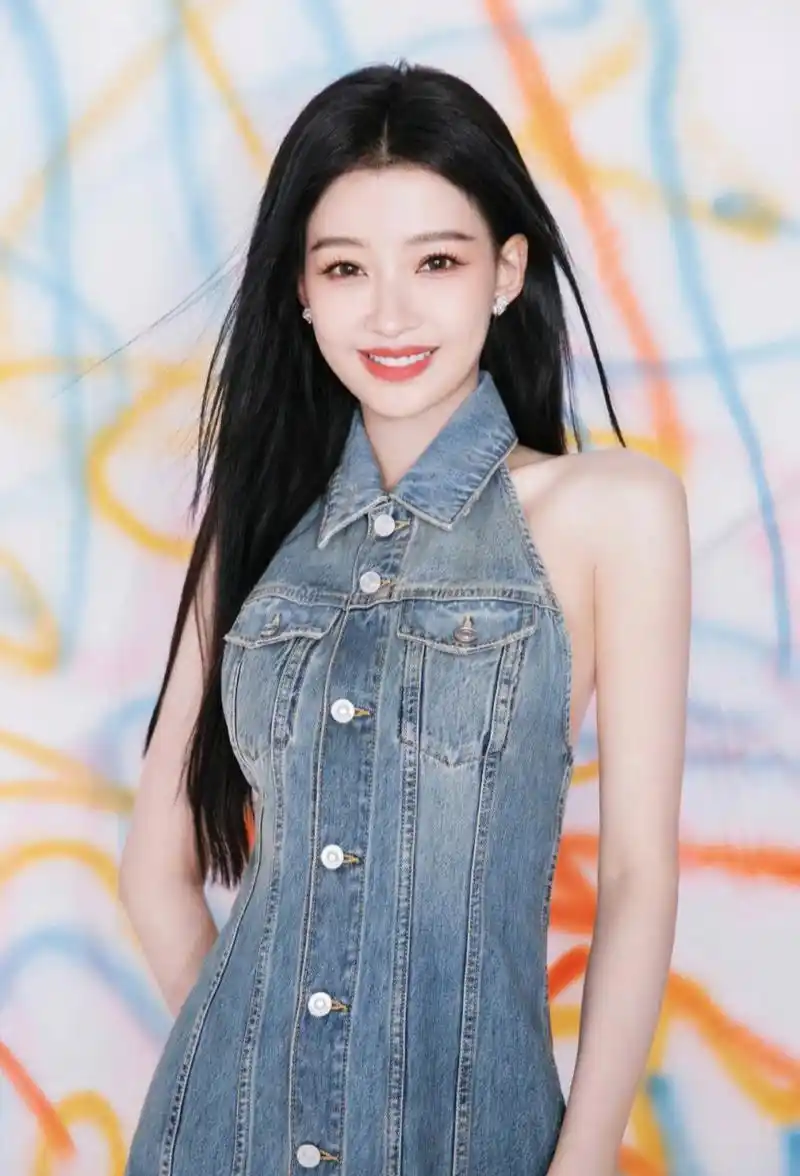 甜美优雅,妩媚动人的#孙怡# 一袭挂脖露背牛仔裙,肤白貌美,五官精致