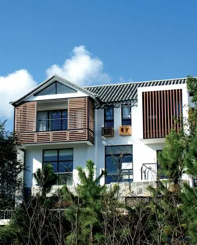 一个坐落在苍山与洱海之间的,真正的高档别墅大盘——大理山水间.