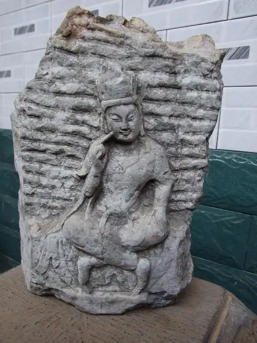 请问这是什么时期的石佛像?