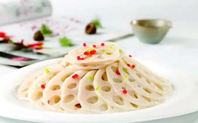 焯水后的莲菜捞出,趁热迅速的倒点米醋.