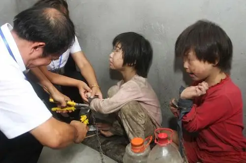 女童被锁黑屋 被救时哭喊"爸爸不让动"(图)