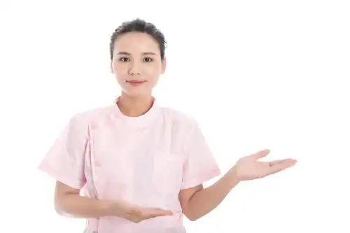 白色背景中的中国年轻女护士指引手势
