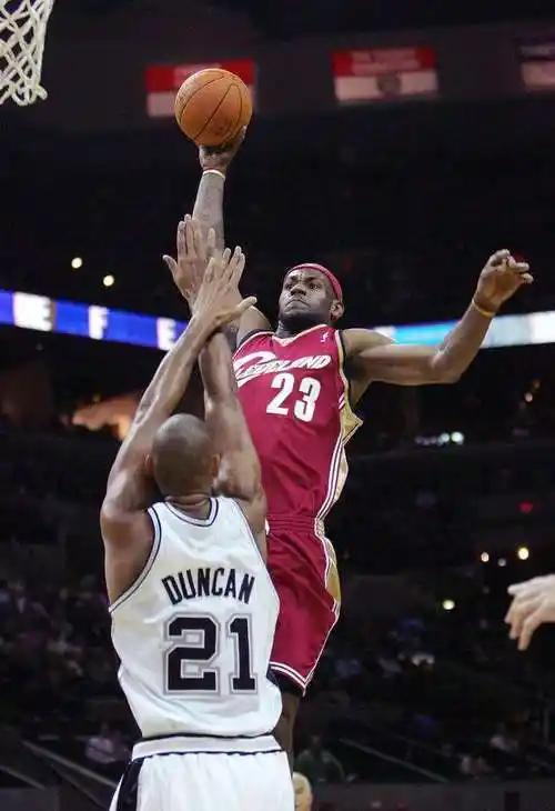 nba历史上有哪些隔扣(8图看nba球星隔扣瞬间:詹皇单手隔扣邓肯,科比"