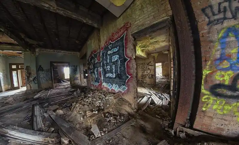 美国一孤儿院年久失修成"鬼屋"风貌荡然