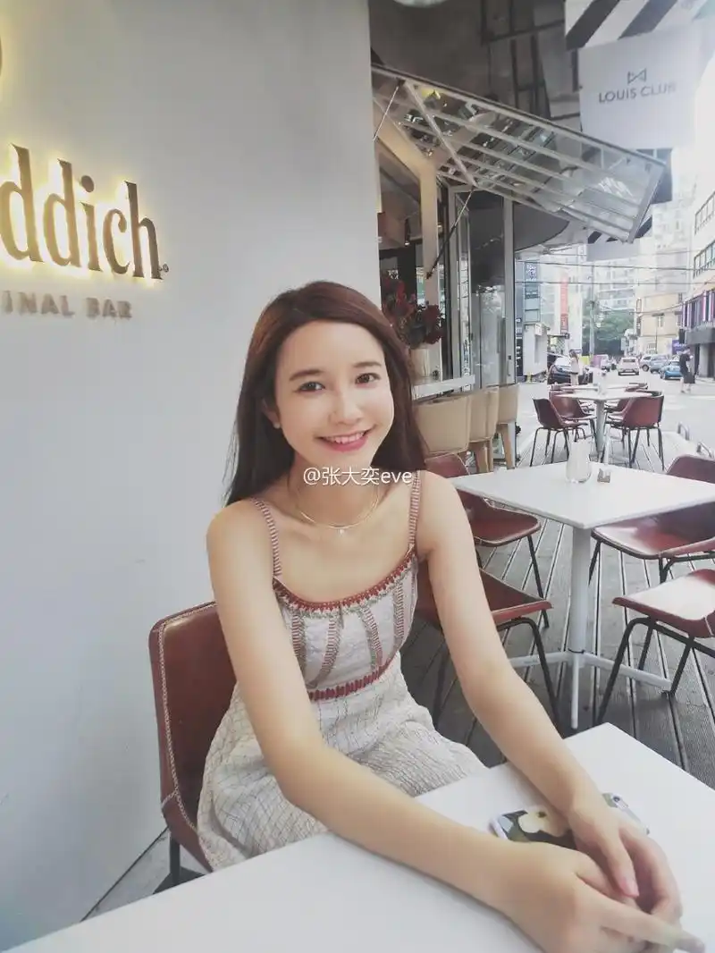 29 09:45:54 4 / 9 新浪娱乐讯 日前,网红张大奕在微博晒出一组夏日美