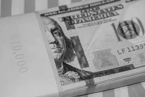 1万美元一叠,几百块红色