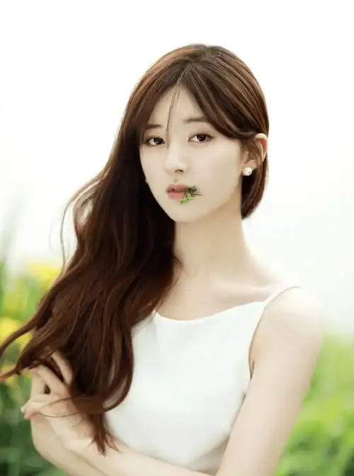 发型推荐:八子长刘海,高马尾,丸子头对标明星:赵丽颖,赵露思圆脸:圆脸