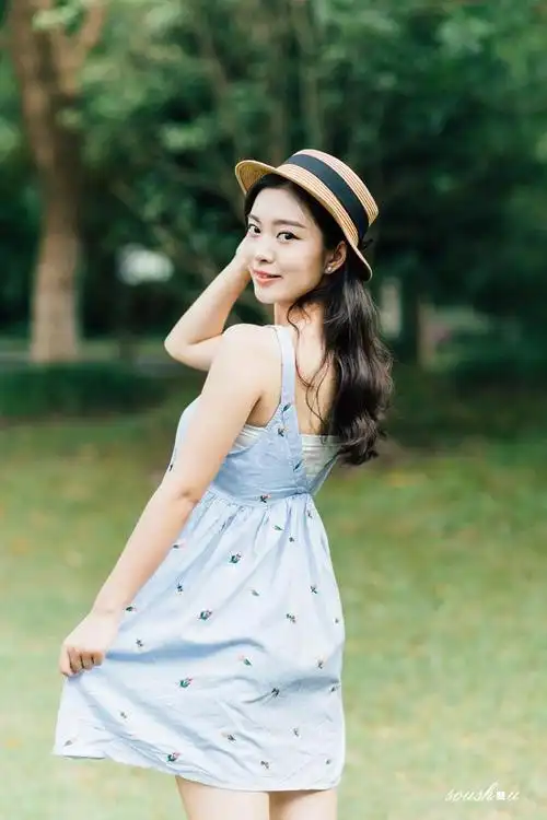 摆拍一个歪头微笑的拍照姿势,这样看起来比较俏皮自然,也很舒服好看