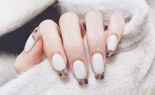 2020简约款初秋撞色晕染显白法式美甲 【图】