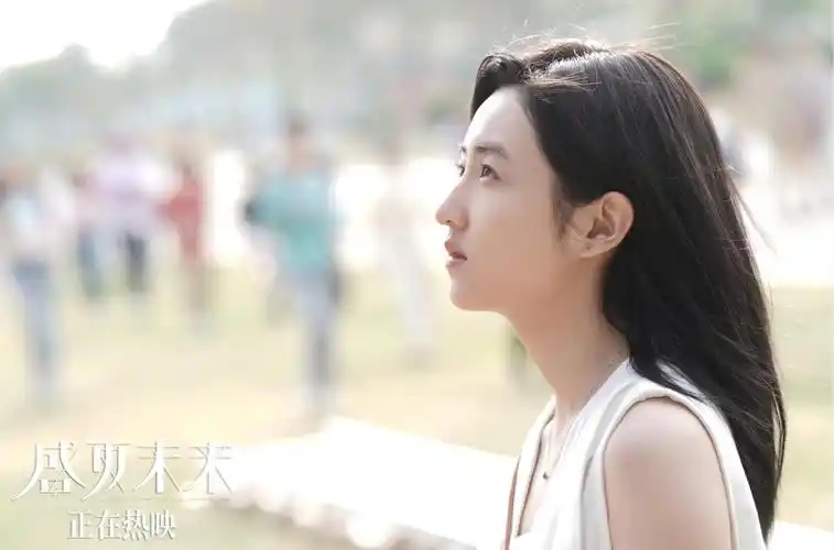 《盛夏未来》曝剧照 张子枫长发白裙造型恬静可人
