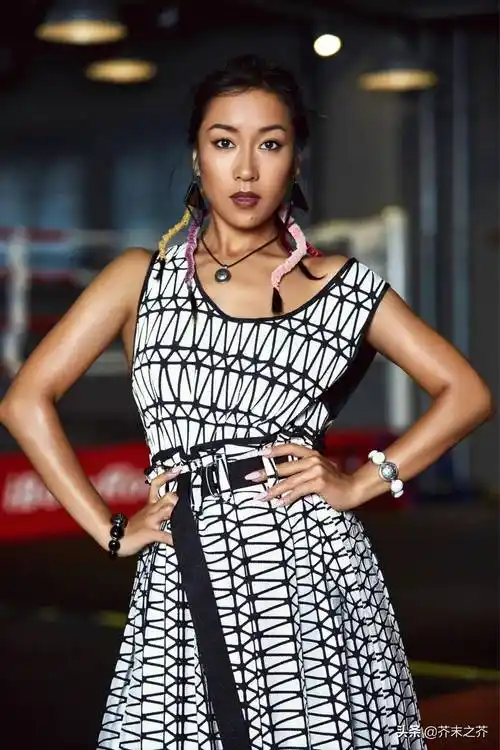 美貌与实力并存,自带时尚大长腿属性的黑皮肤美女-吉克隽逸_身材_野性