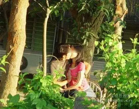 高校男女生"激情照"被公开展览