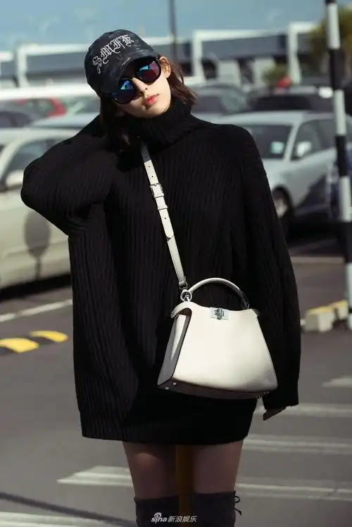 组图:娜扎时尚街拍酷劲十足 简约不失帅气