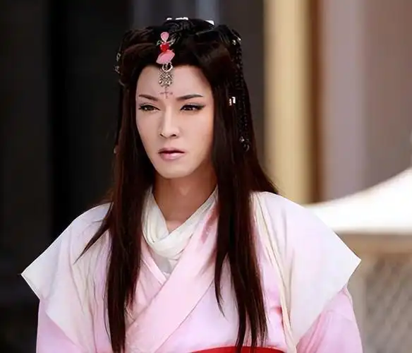 脑筋,毕竟要找一个美到雌雄难辨,让人一见就想喊姐姐的男演员谈何容易