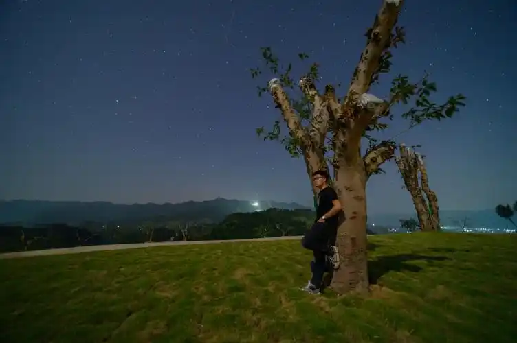 拍星空真的会上瘾躺在草地上望着无垠的星空发呆或者在浩瀚星河下饮一