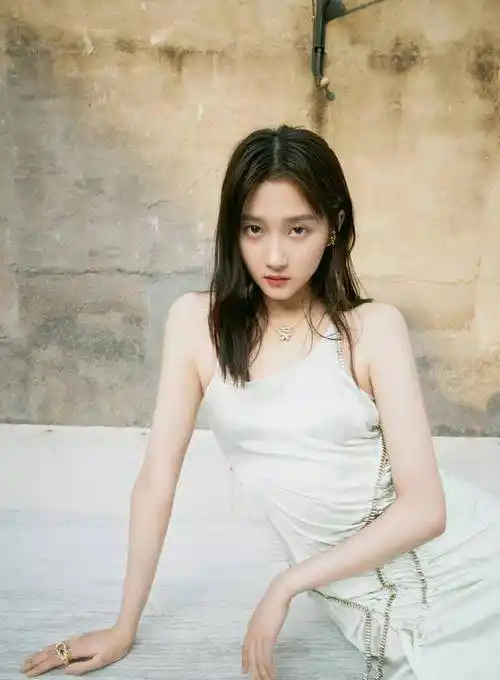 关晓彤身材真是好身穿黑色双排扣大衣简直是行走的衣架子