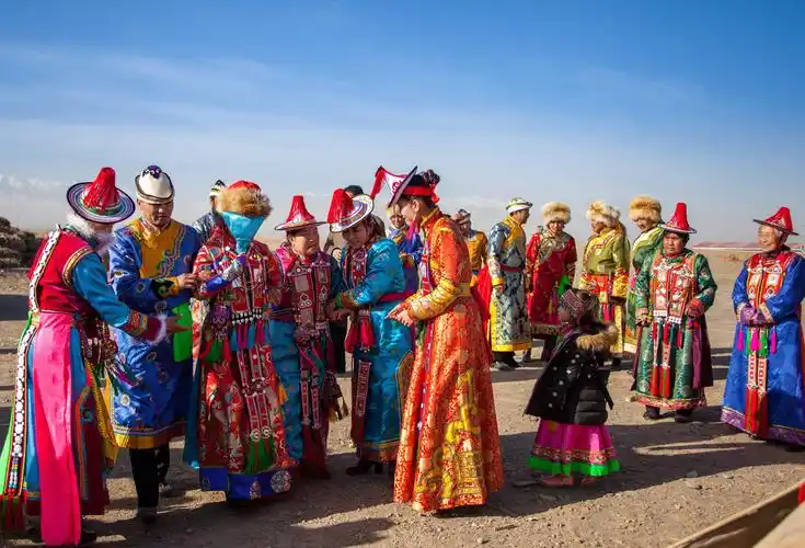 裕固族婚俗,新娘在女伴的陪伴下进入事先准备好的小帐篷.