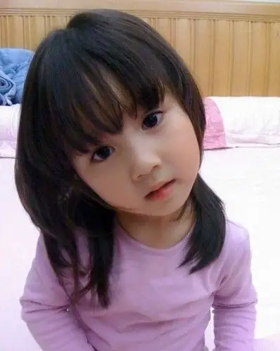 闪着晶晶亮大眼睛的萌版小"胡一菲"照片在网上热传,就连原版"胡一菲