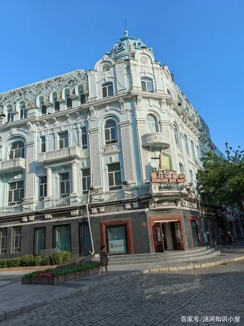 哈尔滨中央大街步行街俄式建筑照片