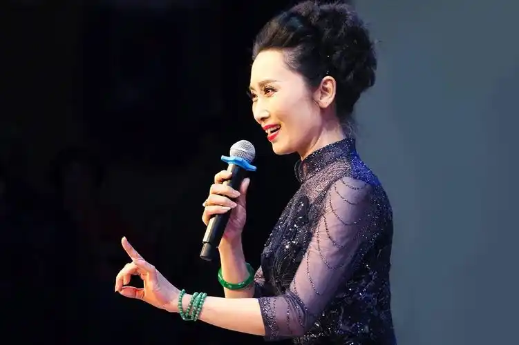 从小练过芭蕾舞的张萍,年过六旬仍保持骄人的身材和优雅端庄的气质