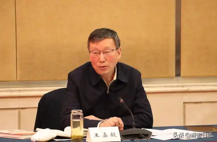 王嘉毅在讲话中指出,省委宣传部和省文旅厅全面启动话剧《八步沙》创