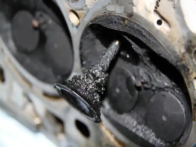 关于发动机积碳,正确的去除办法可不是大轰油门_搜狐汽车_搜狐网