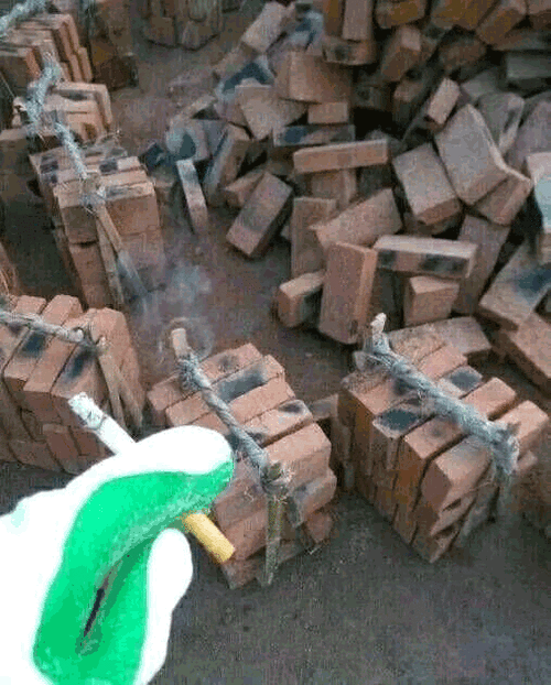 搬砖gif捡瓶子gif工地gif