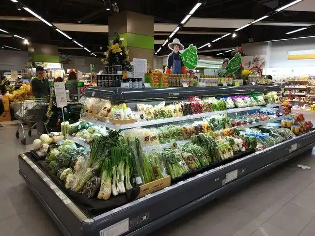 生鲜区的陈列井井有条,简洁大方