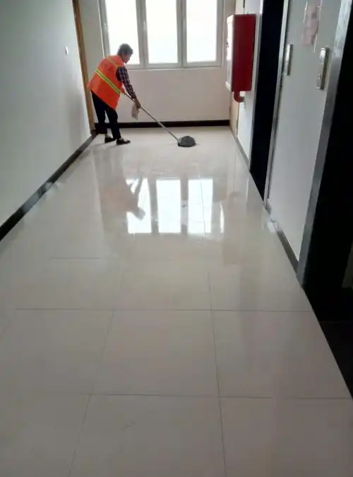 楼道每天清扫,拖地,保持地面干净